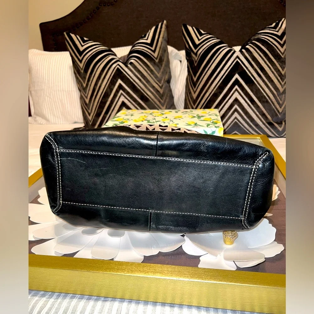 MICHAEL KORS: Signature Black/Cream Tote purse